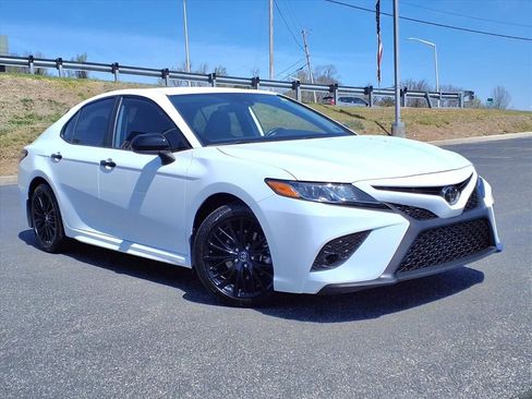 Used 2020 Toyota Camry SE image 1