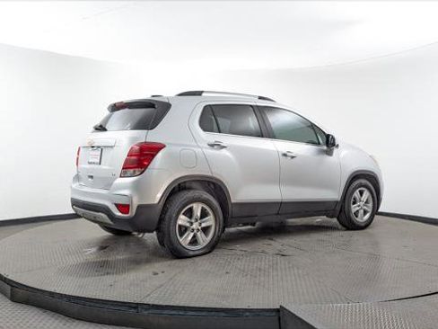 Used 2020 Chevrolet Trax LT w/ LT Convenience Package image 8