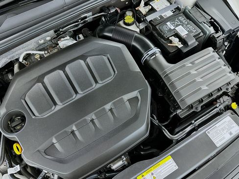 Used 2024 Volkswagen Golf R 2.0L TSI 4MOTION 7-Speed DSG T image 33