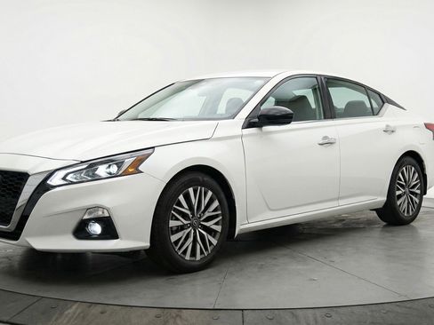 Used 2025 Nissan Altima 2.5 SV FWD image 3