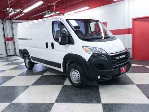 Used 2025 RAM ProMaster 2500 w/ Convenience Group FWD image 2