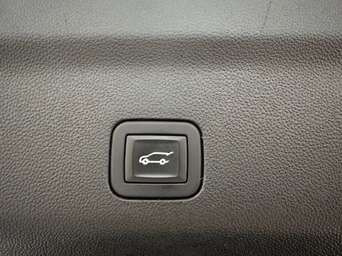 Used 2025 GMC Yukon XL Elevation image 7