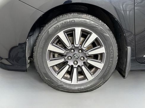 Used 2020 Toyota Sienna XLE image 34