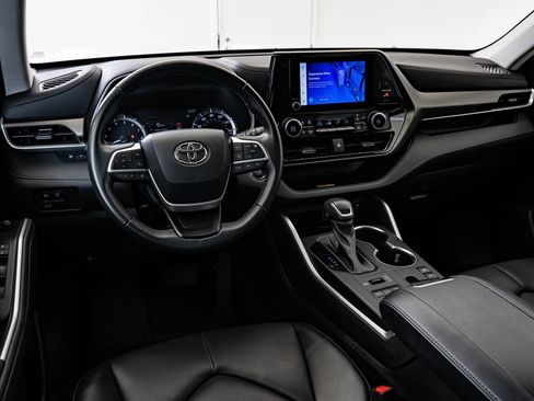 Used 2023 Toyota Highlander XLE AWD/4WD image 4