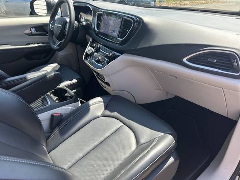 Used 2023 Chrysler Pacifica Touring-L FWD image 13