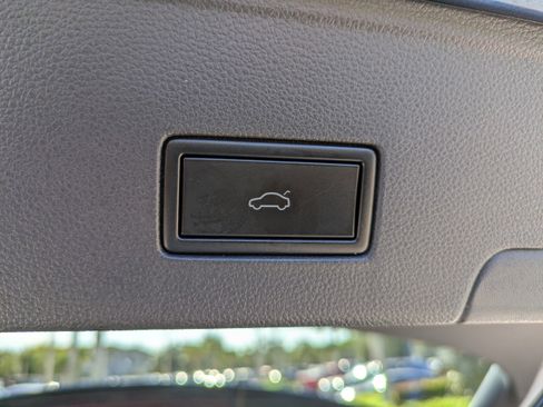 Used 2020 Volkswagen Atlas Cross Sport SEL image 18