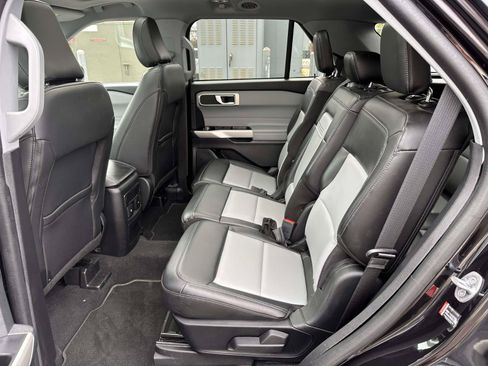 Used 2022 Ford Explorer XLT w/ Equipment Group 202A AWD/4WD image 14
