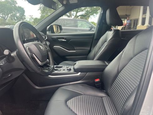 Used 2025 Toyota Highlander XSE AWD/4WD image 2