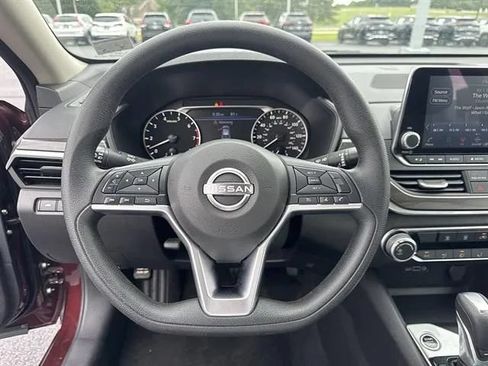 Used 2025 Nissan Altima 2.5 SV FWD image 9