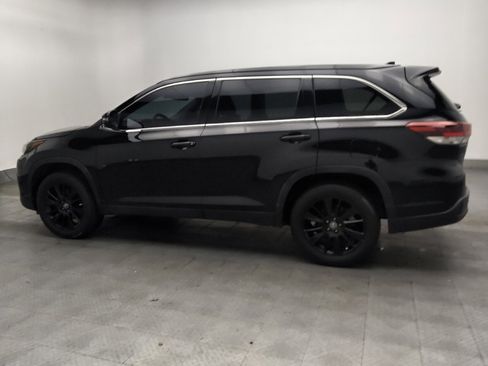 Used 2019 Toyota Highlander SE FWD image 3