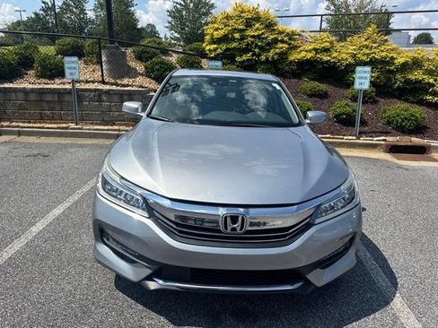 Used 2017 Honda Accord Touring image 2