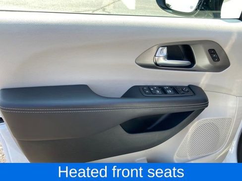 Used 2024 Chrysler Pacifica Touring-L image 17