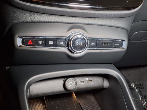 Used 2025 Volvo XC40 B5 Plus image 5