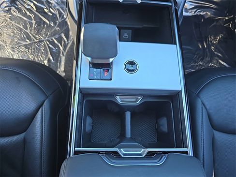 Certified 2025 Land Rover Range Rover SE image 26