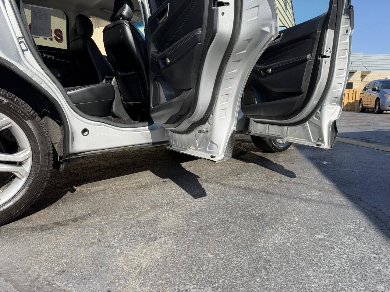 Used 2017 Ford Edge Titanium w/ Technology Package AWD/4WD image 24