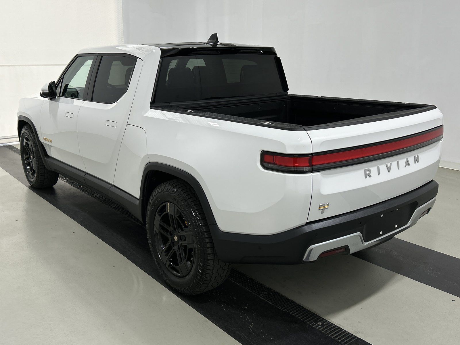 Used 2022 Rivian R1T Adventure AWD/4WD image 3