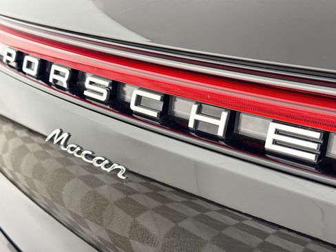 Certified 2023 Porsche Macan AWD/4WD image 31