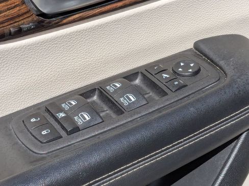 Used 2023 Chrysler Pacifica Limited FWD image 12