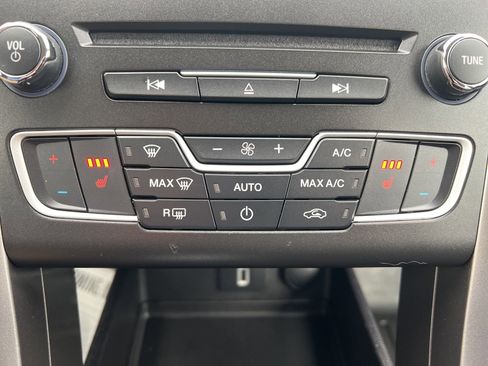 Used 2018 Ford Fusion SE w/ Fusion SE Technology Package image 23