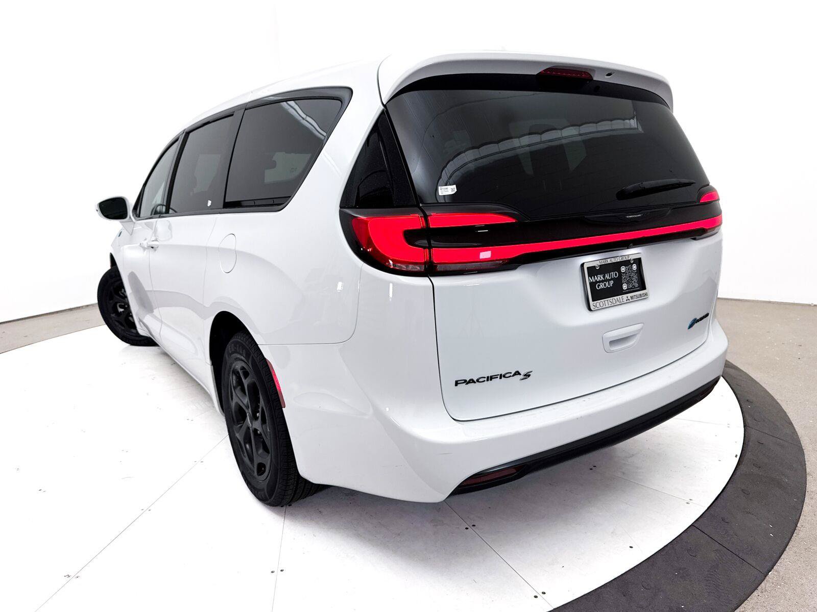 Used 2022 Chrysler Pacifica Touring-L w/ S Appearance Package FWD image 6