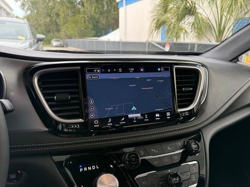 Used 2025 Chrysler Pacifica Limited image 21