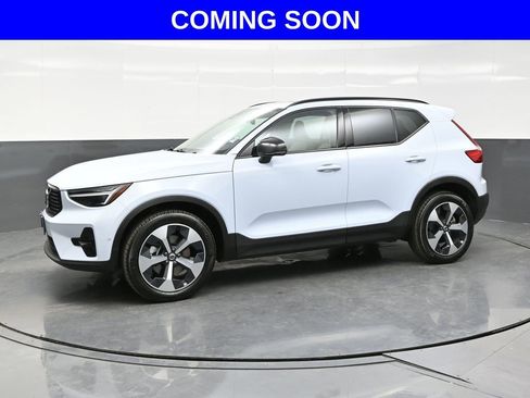 Used 2026 Volvo XC40 B5 Plus AWD/4WD image 3