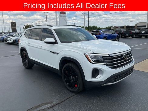 Used 2024 Volkswagen Atlas SE w/ Panoramic Sunroof Package FWD image 2