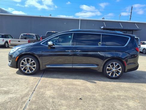 Used 2020 Chrysler Pacifica Limited image 26