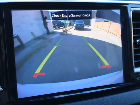 Used 2023 Chrysler Pacifica Touring-L FWD image 8