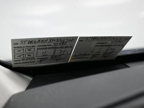 Used 2021 Toyota Highlander LE image 10