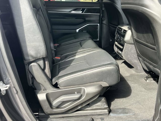 Used 2024 Jeep Wagoneer L Series II w/ Flexible Seating Group AWD/4WD image 24
