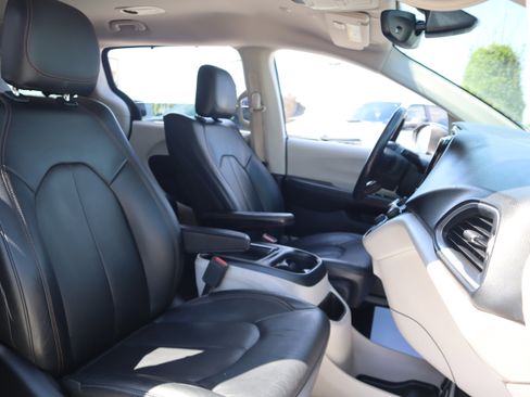 Used 2018 Chrysler Pacifica Touring-L Plus FWD image 30