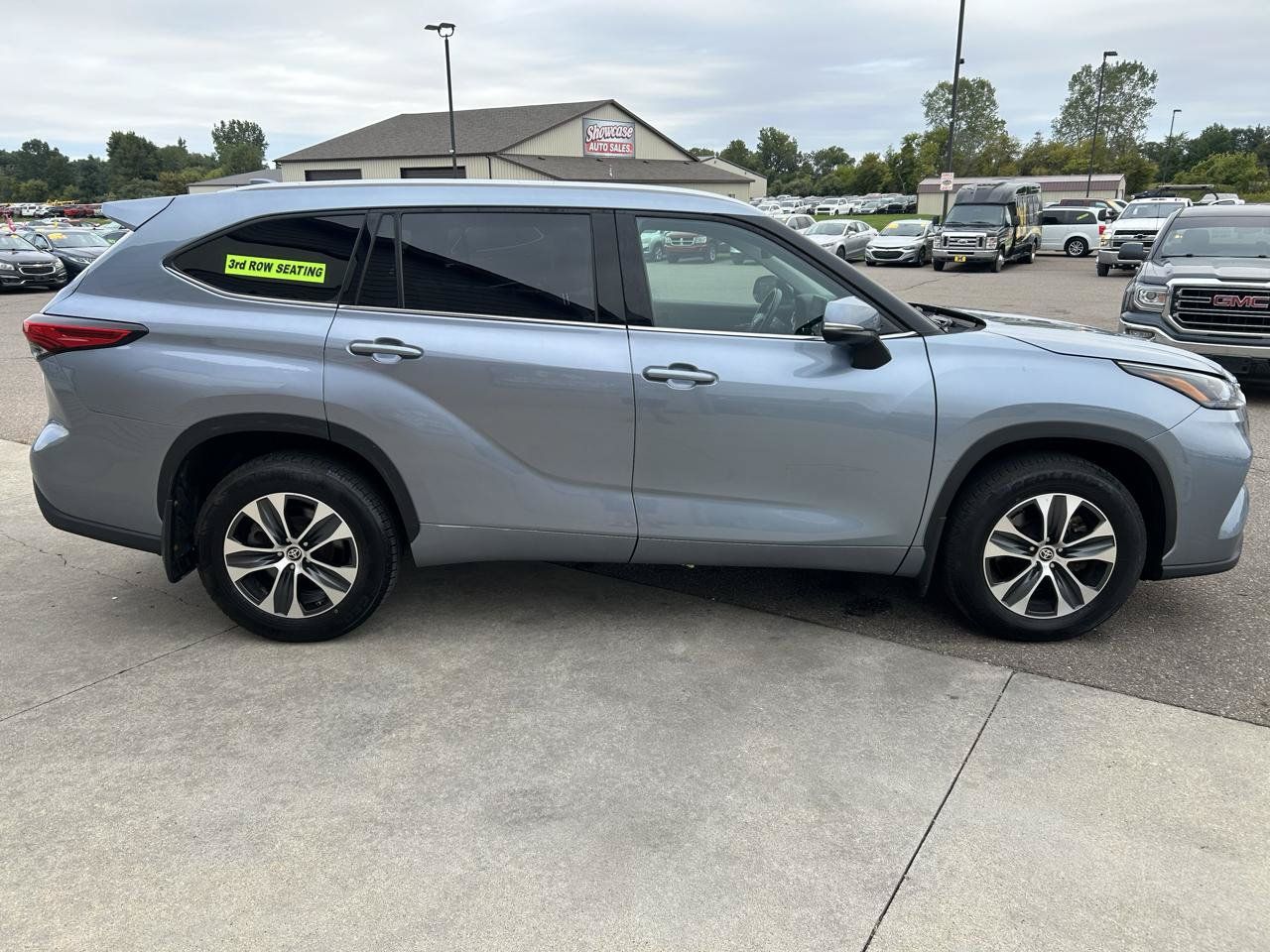Used 2022 Toyota Highlander XLE AWD/4WD image 4
