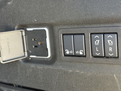 Used 2025 GMC Yukon XL Denali AWD/4WD image 10