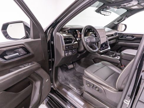 Used 2025 GMC Yukon Elevation w/ Elevation Premium Package AWD/4WD image 12