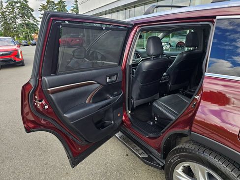 Used 2015 Toyota Highlander Limited AWD/4WD image 16