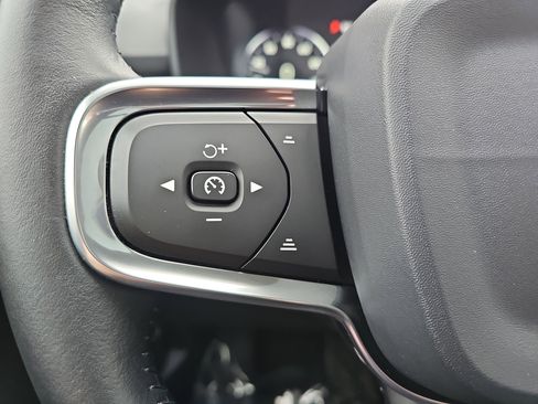 Used 2020 Volvo XC40 T5 Momentum image 18