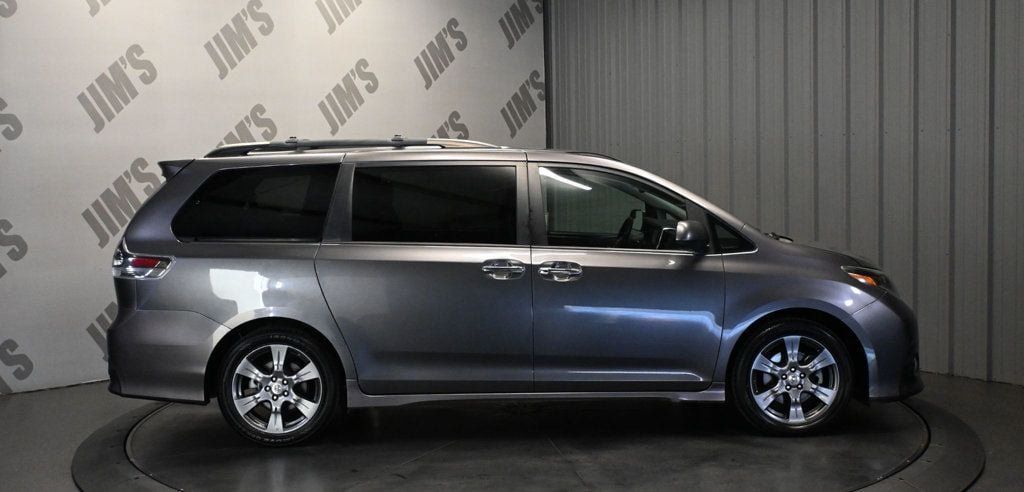 Used 2017 Toyota Sienna SE FWD image 4