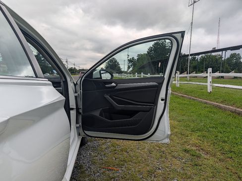 Used 2023 Volkswagen Jetta SE FWD image 10