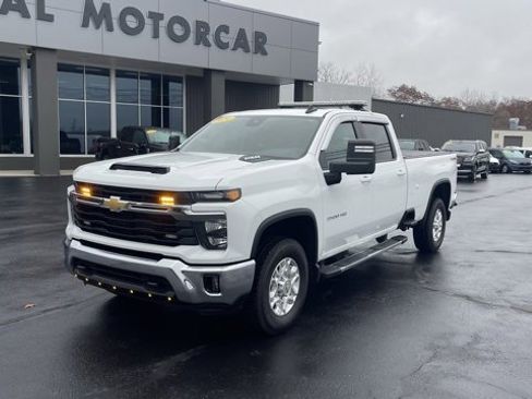 Used 2024 Chevrolet Silverado 3500 LT w/ Convenience Package image 9