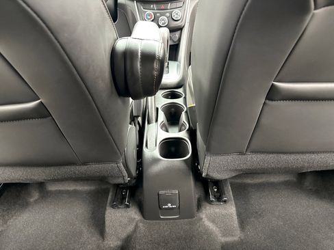 Used 2022 Chevrolet Trax LT w/ LT Convenience Package image 18