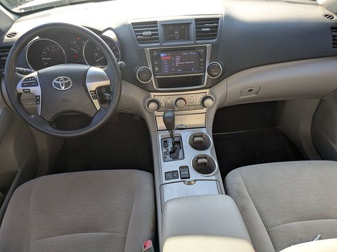 Used 2013 Toyota Highlander Plus FWD image 17