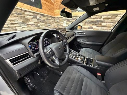 Used 2023 Mitsubishi Outlander SE image 10