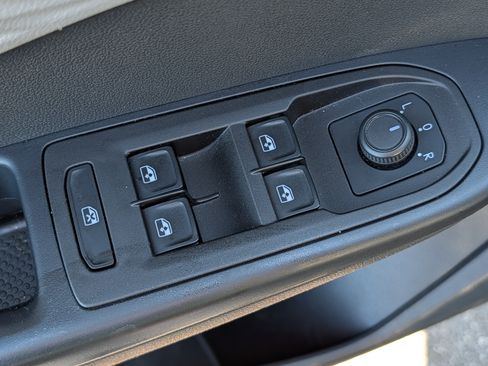 Certified 2024 Volkswagen Taos S FWD image 19