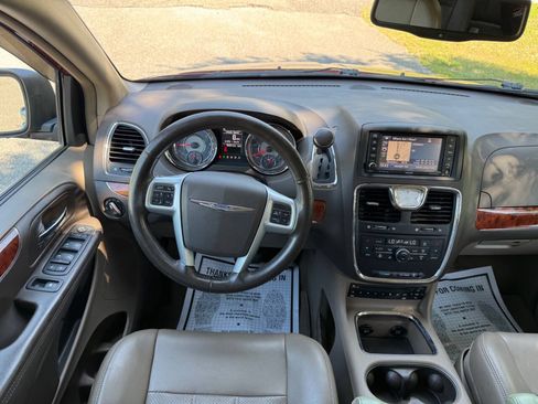 Used 2013 Chrysler Town & Country Touring-L w/ Entertainment Group #2 FWD image 47