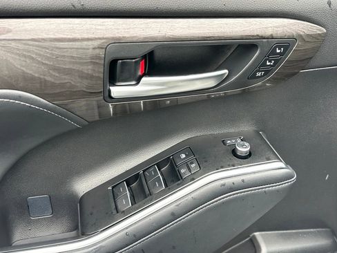 Used 2025 Toyota Highlander Platinum image 13