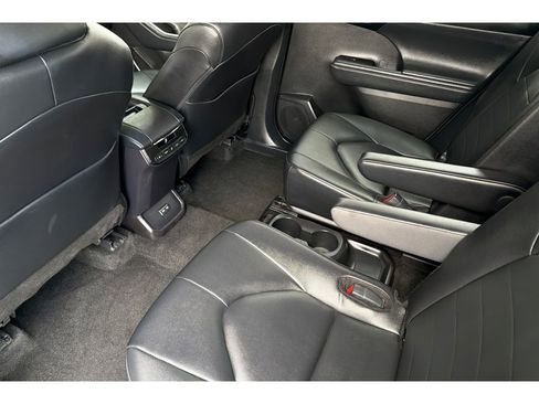 Certified 2025 Toyota Highlander XLE FWD image 13