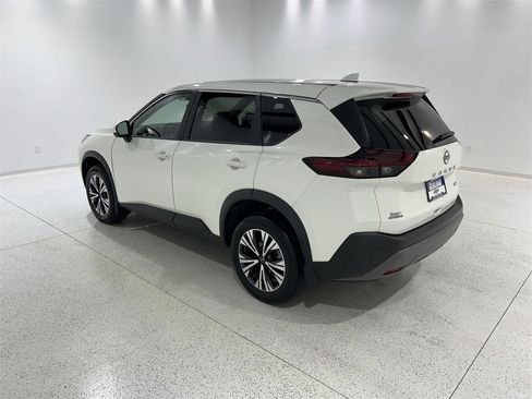 Used 2023 Nissan Rogue SV image 3
