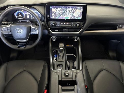 Used 2024 Toyota Grand Highlander AWD image 16