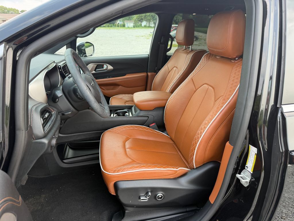 Used 2024 Chrysler Pacifica Pinnacle AWD/4WD image 3